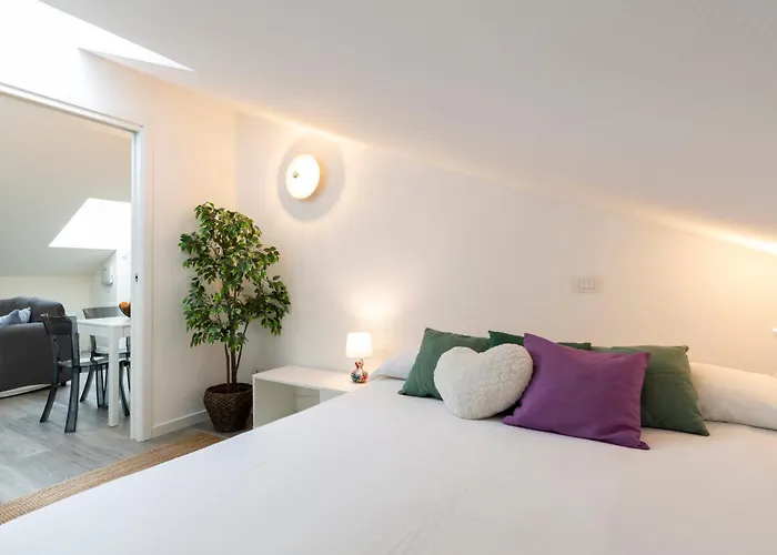 Bright Attic M4 - 2 Bedrooms