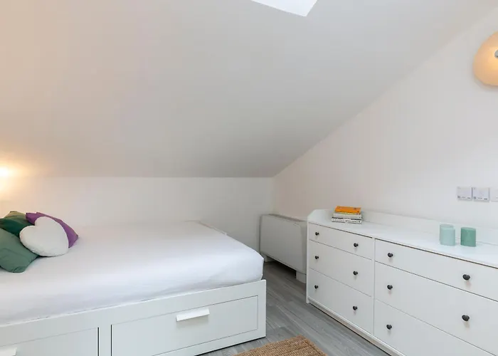 Bright Attic M4 - 2 Bedrooms 아파트 *