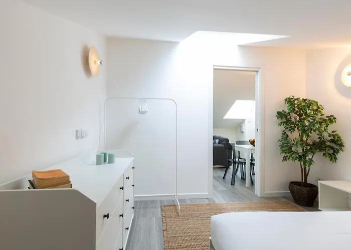 Bright Attic M4 - 2 Bedrooms 아파트