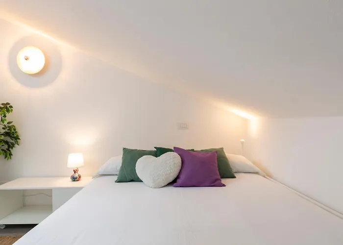 Bright Attic M4 - 2 Bedrooms