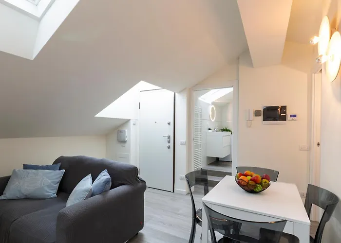 Bright Attic M4 - 2 Bedrooms *