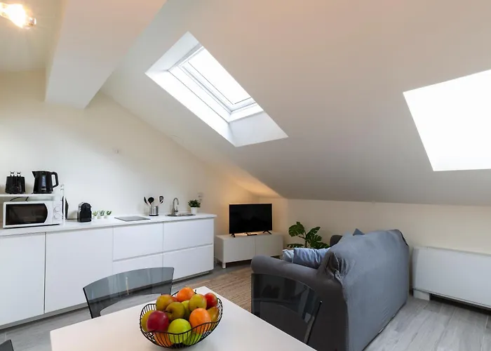 Bright Attic M4 - 2 Bedrooms 아파트