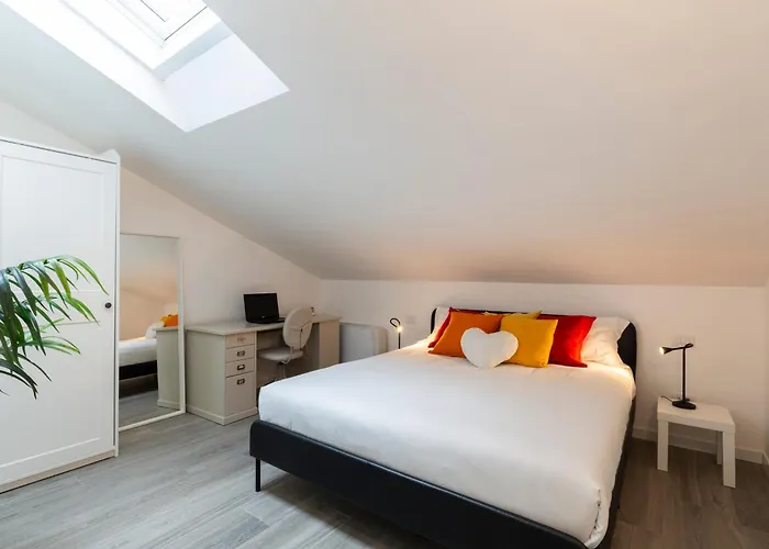 Bright Attic M4 - 2 Bedrooms