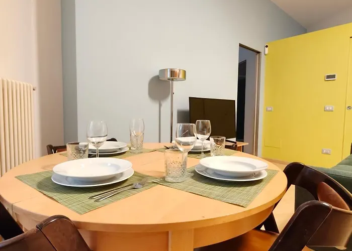 Center In Shopping And Living Area With Ac, Wifi, Steps From M1 And Airport And Fiera Link 公寓 *
