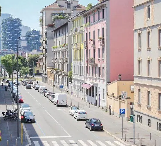 Elegante A 300 M Dalla Metro Zara Milán