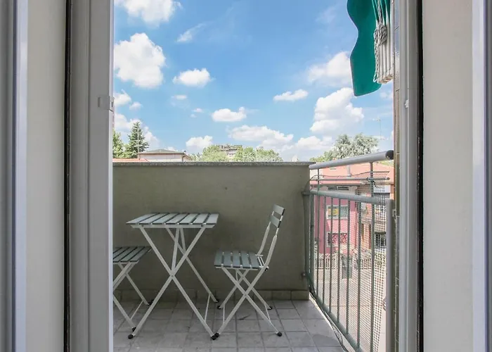 Elegante A 300 M Dalla Metro Zara Milán