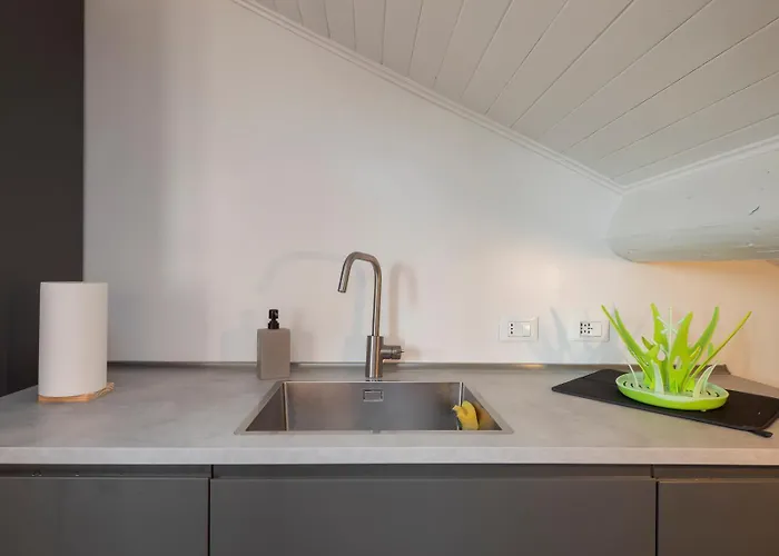 I Host - Jenner 14 * Milan