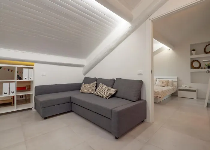 Apartment I Host - Jenner 14 *