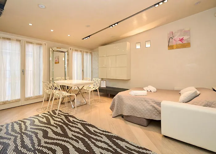 Luxury House - 2 Minutes Walk From Station Lejlighed