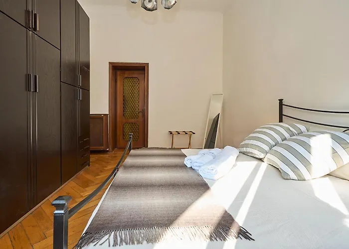 Vintage House - 2 Minutes Walk From Station