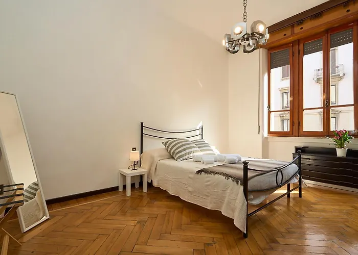 Vintage House - 2 Minutes Walk From Station Apartment