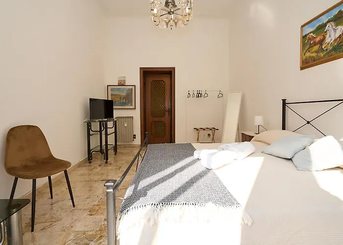 Vintage House - 2 Minutes Walk From Station Apartment