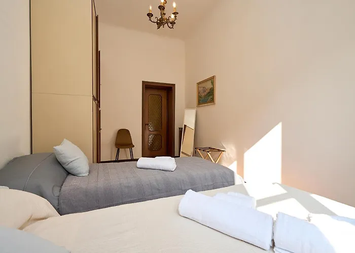 Vintage House - 2 Minutes Walk From Station Apartment