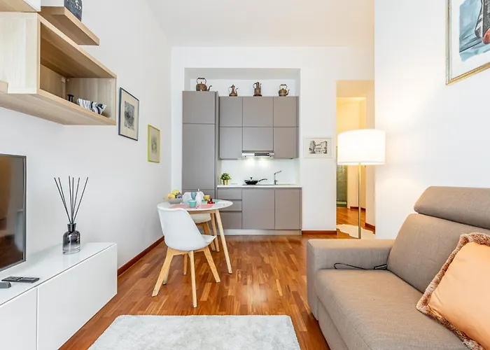 Luxury, Modern & Charming Near Station * Mediolan