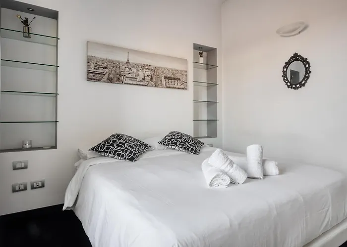 Stylish Top-floor Apt; Design Disctrict 아파트