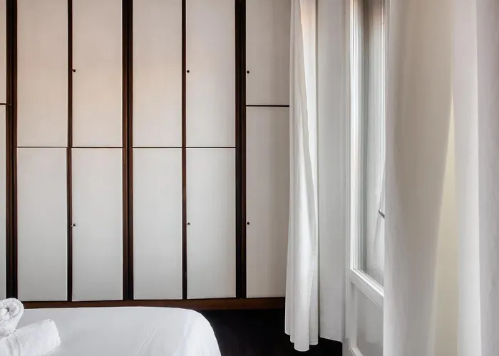 Stylish Top-floor Apt; Design Disctrict 아파트