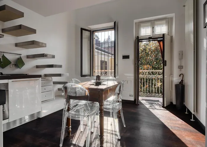 Stylish Top-floor Apt; Design Disctrict 아파트 *