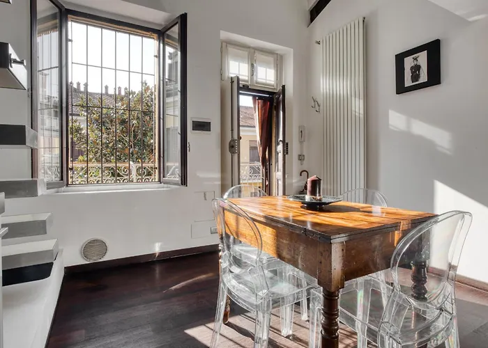 Stylish Top-floor Apt; Design Disctrict