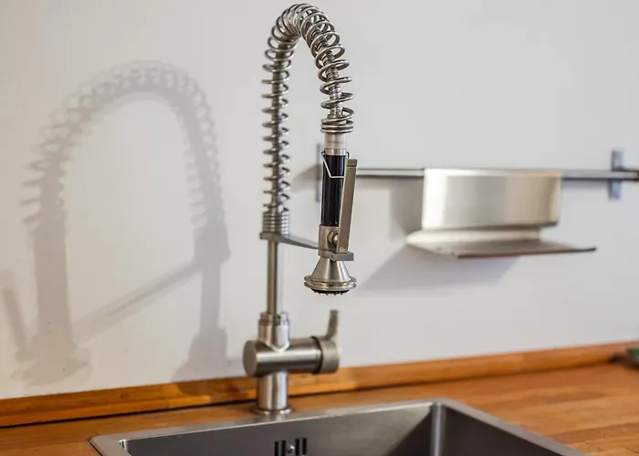 200mt Metro - Design For Creative Living Apartment *