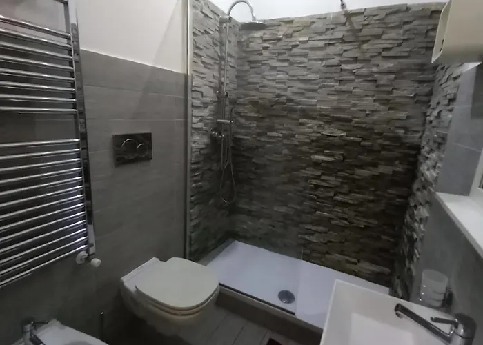 3 Station Free Parking Milánó