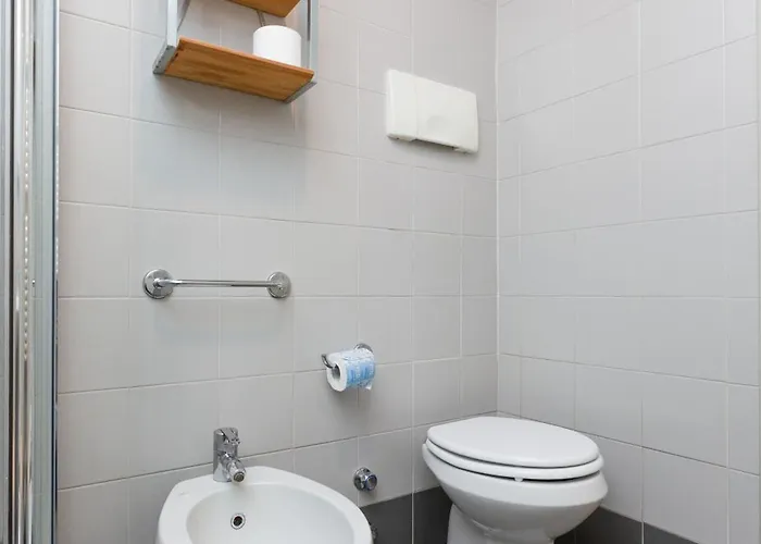 Da Laura - Center - M1 Station * Milano