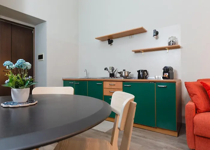 Da Laura - Center - M1 Station *