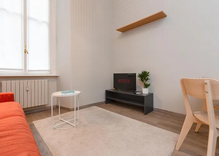 Da Laura - Center - M1 Station * Milano