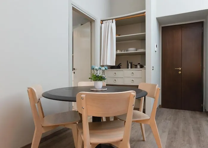 Da Laura - Center - M1 Station *