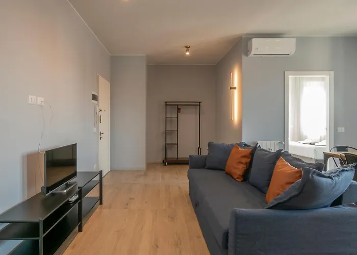 New Two-room A Stone's Throw From The M3 Metro *