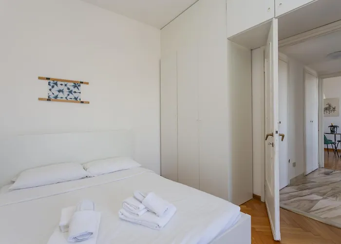 아파트 Skyline View Biancamano 1 Bdr With Balcony By Rentopolis *