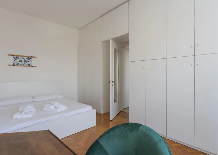 아파트 Skyline View Biancamano 1 Bdr With Balcony By Rentopolis 밀라노