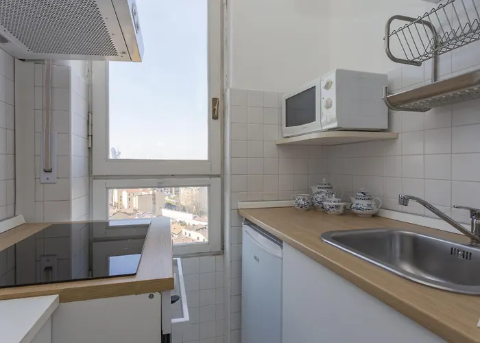 Skyline View Biancamano 1 Bdr With Balcony By Rentopolis 아파트