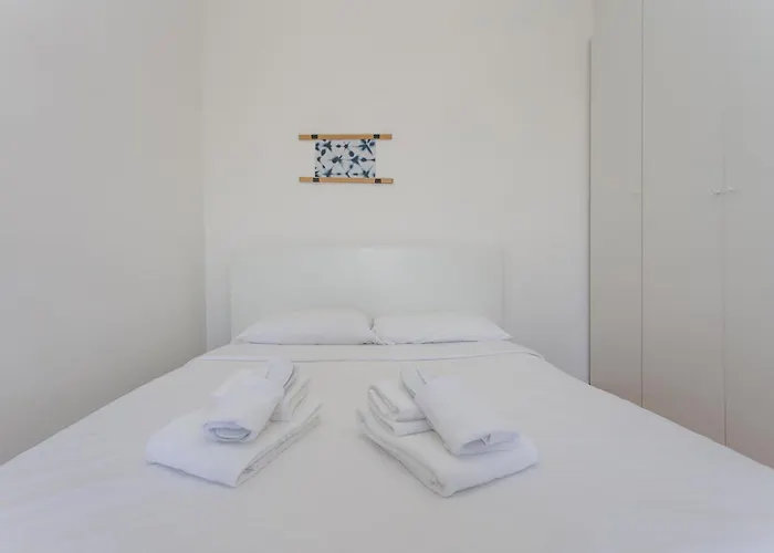 아파트 Skyline View Biancamano 1 Bdr With Balcony By Rentopolis