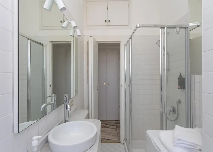 Skyline View Biancamano 1 Bdr With Balcony By Rentopolis * 밀라노