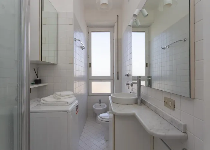 아파트 Skyline View Biancamano 1 Bdr With Balcony By Rentopolis