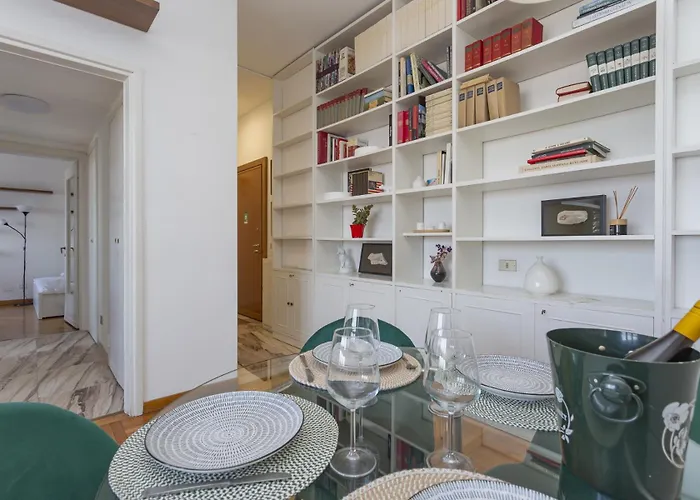 아파트 Skyline View Biancamano 1 Bdr With Balcony By Rentopolis *