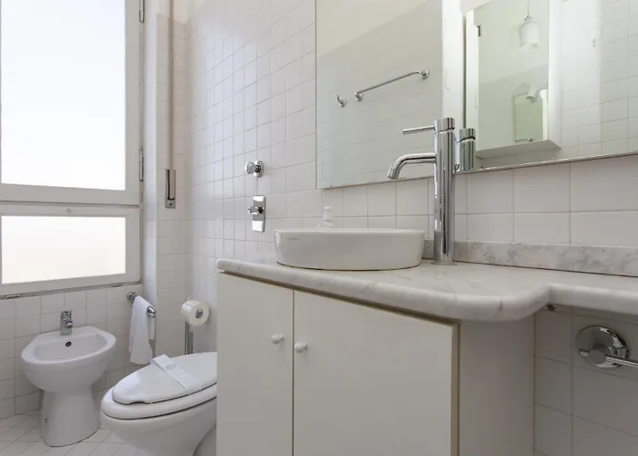 Skyline View Biancamano 1 Bdr With Balcony By Rentopolis 밀라노