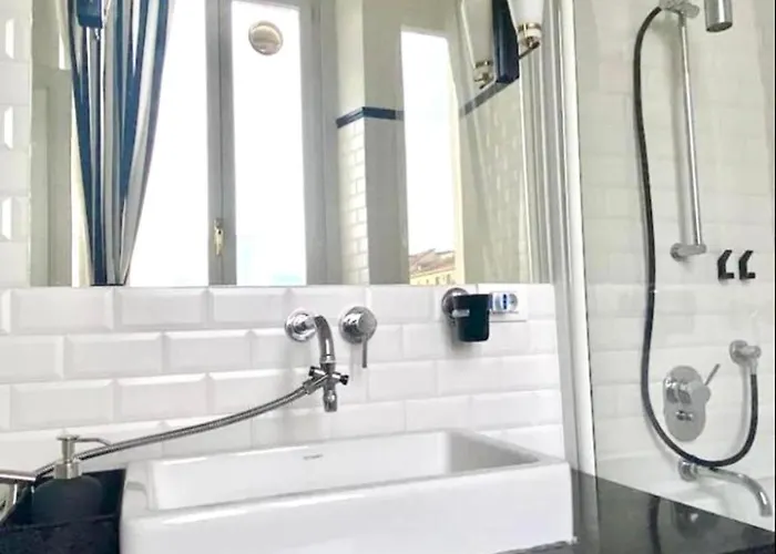 Ampio E Luminoso Bilocale Nel Centro Di Lägenhet