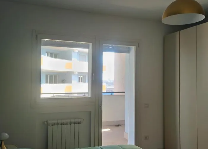 Moderno Bilocale Con Ampio Balcone Milano