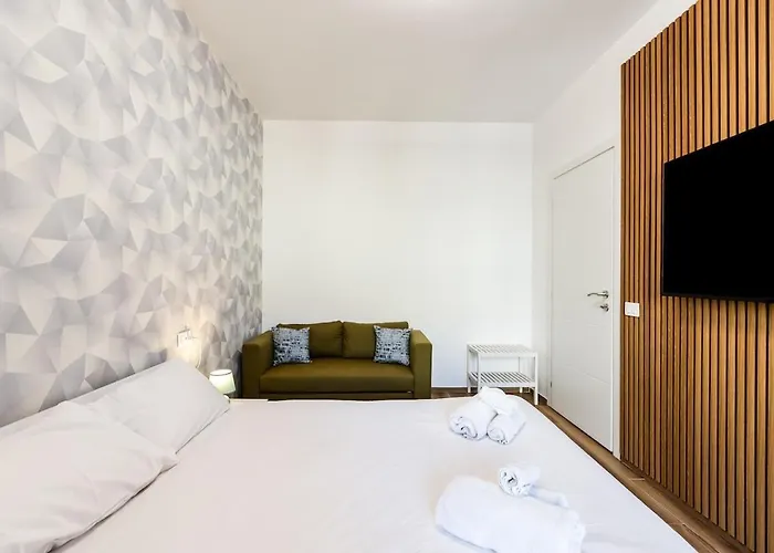 Bright Elegant Flat With Balcony, Portello Milano