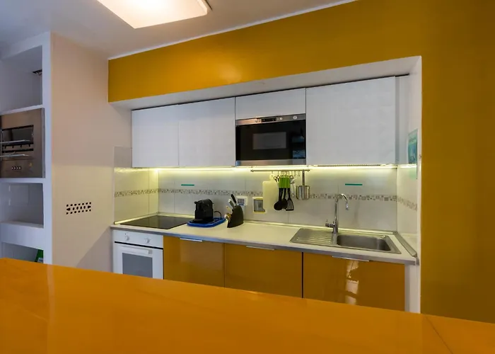 Stylish 8-bed Near Duomo Ideal For Groups Families With Terrace Garden Parking בית נופש