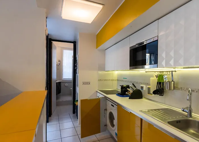 Stylish 8-bed Near Duomo Ideal For Groups Families With Terrace Garden Parking