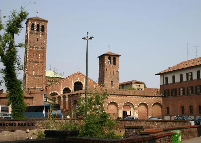 Stylish 8-bed Near Duomo Ideal For Groups Families With Terrace Garden Parking בית נופש