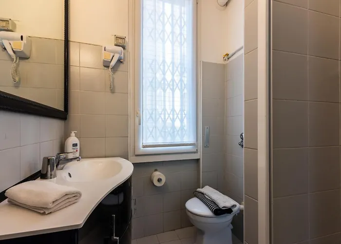 Stylish 8-bed Near Duomo Ideal For Groups Families With Terrace Garden Parking בית נופש