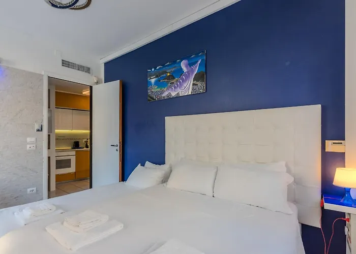 Stylish 8-bed Near Duomo Ideal For Groups Families With Terrace Garden Parking Holiday home Milan