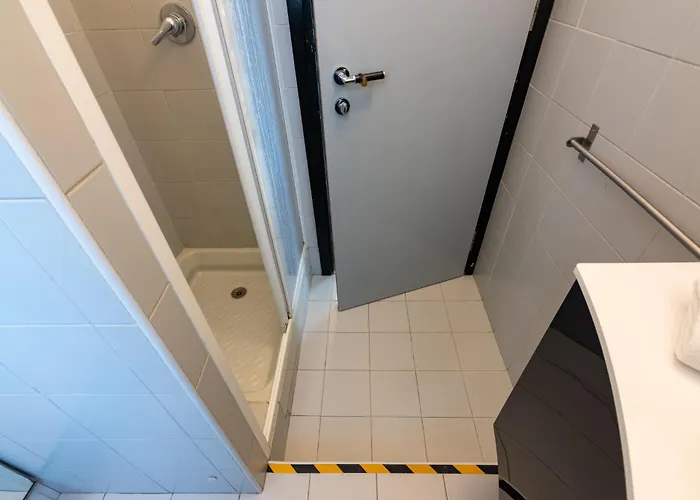 Stylish 8-bed Near Duomo Ideal For Groups Families With Terrace Garden Parking בית נופש