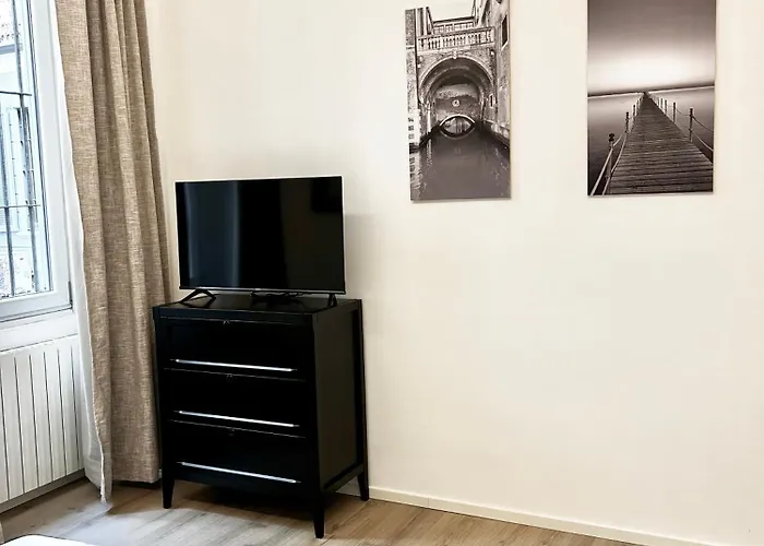 Casa Verga - Exclusive Haven Of Style And Elegance In Moscova Apartmán *