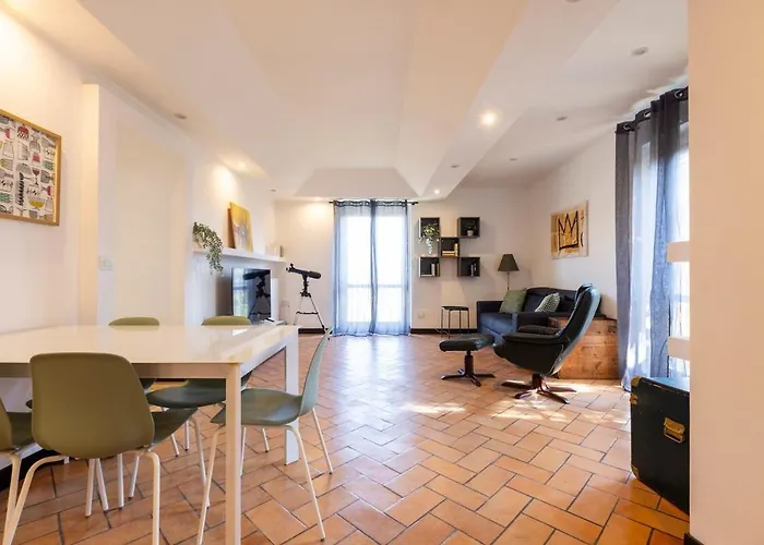 15th-century Apt, City-mxp Train *