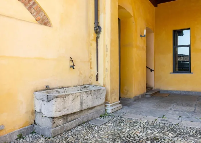 15th-century Apt, City-mxp Train *