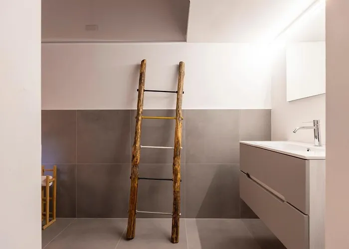 15th-century Apt, City-mxp Train ميلان